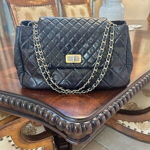 CHANEL Black Quilted Shoulder Bag with Gold Chain